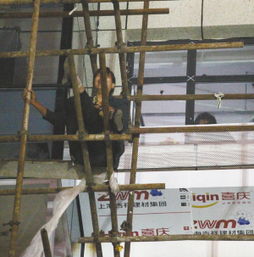 轻生女子悬坐半空情绪激动，脚手架上演生死营救